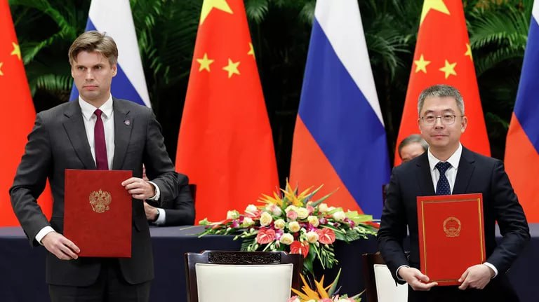 РОСКОСМОС РФ И КНР ПОДПИСАЛИ ДОРОЖНУЮ КАРТУ В ОБЛАСТИ СПУТНИКОВОЙ НАВИГАЦИИ Роскосмос и комиссия по китайской навигационной системе подписали дорожную карту по обеспечению совместимости ГЛОНАСС и Beidou на 2026 2030 годы сообщили журналистам в понедельник в пресс службе российской госкорпорации Госкорпорация Роскосмос и Комиссия по китайской навигационной спутниковой системе подписали новую Дорожную карту сотрудничества говорится в сообщении Отмечается что документ был в числе подписанных по итогам 30 й регулярной встречи глав правительств России и Китая Российская делегация во главе с Михаилом Мишустиным находится в КНР с двухдневным рабочим визитом В состав делегации входит Дмитрий Баканов ФОТО РИА Новости Дмитрий Астахов аврорамедиа роскосмос Информационная экосистема АВРОРА МЕДИА МЕДИА НОВОСТИ РЕГИОН ЛАЙФ СПОРТ ГЕРЛЗ ХАЙТЕК ПЕРСОНЫ ИНСАЙД КРИМИНАЛ МОЛОДОСТЬ LIVE АВРОРА МЕДИА YOUTUBE RUTUBE