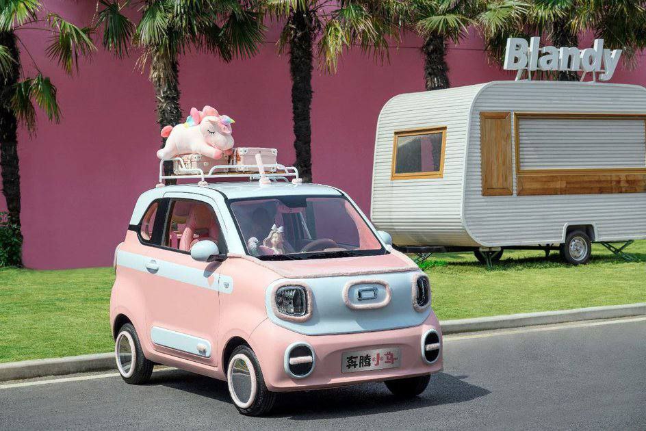 В России и Беларуси появились в продаже китайские электрокары Bestune Pony по цене около 600 тысяч рублей. У компактной четырёхместной машины запас хода 122 км и подставка в салоне для сборки LEGO. Авто ориентировано на городскую езду и вызывает интерес как один из самых доступных электрокаров на рынке.