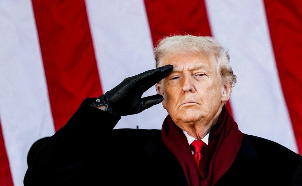 Чиновники Евросоюза могут сократить прогноз роста экономики на 2026 год из за последствий возвращения к власти американского президента Дональда Трампа сообщает Bloomberg Прогноз будет выпущен 17 ноября в нем речь пойдет о совокупном воздействии угроз в сфере торговли и повышенных пошлин которые ввели США Также как утверждает Bloomberg будет указано на проблемы связанные с сохраняющейся слабостью Германии и политическими потрясениями во Франции Прогнозы опубликованные ранее в мае после возвращения в Белый дом Трампа и введения пошлин уже были пессимистичными После приостановки переговоров о торговой сделке ситуация усугубилась еще больше хотя в июле она в конечном итоге была достигнута и пошлины для большинства стран ЕС установили на уровне 15 Фото Kevin Lamarque Reuters Картина дня в телеграм канале РБК