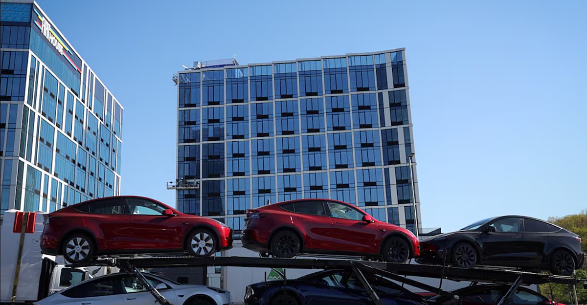 За апрель-июнь 2025 года Tesla поставила 384,12 тысячи электромобилей — поставки второй квартал подряд падают на 13%.  Акции компании, несмотря на это, растут — падение оказалось не таким сильным, как могло быть  vc.ru/transport/2076465