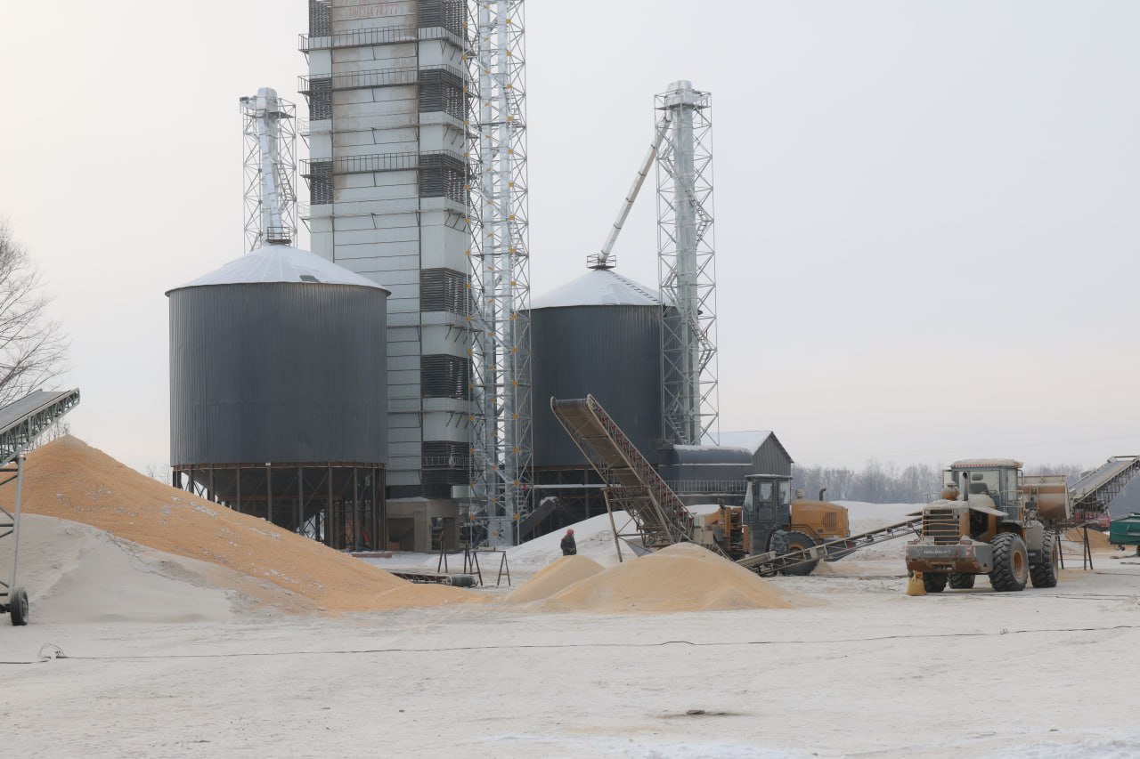 Губернатор ЕАО Мария Костюк проверила ход ключевых инвестпроектов региона Власти делают упор на восстановление старых производств и запуск новых ведь это даёт рабочие места и наполняет бюджет Компания Да Син восстанавливает элеватор в селе Птичник Биробиджанского района Там уже можно хранить и перерабатывать кукурузу и сою Следующий этап производство кормов и кукурузной муки Костюк пообещала помочь с подключением к электросетям и восстановлением пути к железной дороге без этого экспорт сельхозпродукции не вырастет ООО Классика в первой половине 2026 года запустит производство металлоконструкций для объектов Амурпрома в Ленинском районе Квота на наём персонала 82 человека приоритет отдают местным жителям Техспецком изготавливает бетон и железобетон для домов дорог и инженерных сетей На средства льготного займа Фонда развития промышленности ЕАО компания освоила новые виды продукции они идут в строительство Дальневосточного квартала и развитие коммунальной инфраструктуры Власти и бизнес работают вместе и это даёт регионам Дальнего Востока шанс расти даже в условиях санкций и дефицита кадров