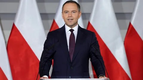 Украина не выполнила условий для того, чтобы ее вступление в Евросоюз обсуждалось всерьез, заявил в интервью телеканалу Polsat избранный президент Польши Кароль Навроцкий. «Сейчас еще не время, чтобы всерьез разговаривать о вступлении Украины в Евросоюз», — сказал Навроцкий. «Я — противник вступления Украины в ЕС без каких-либо условий», — отметил он. В то же время политик подчеркнул, что «принадлежность Украины к миру Запада» отвечает интересам Польши. «Не сомневаюсь, что в геополитическом, стратегическом смысле нам необходимо сотрудничество с Украиной, но оно должно осуществляться на партнерской основе», — добавил Навроцкий. Кроме того, избранный президент Польши в очередной раз заявил, что присоединение Украины к НАТО в настоящее время не представляется возможным, поскольку это означало бы вступление стран альянса в военный конфликт Киева и Москвы.