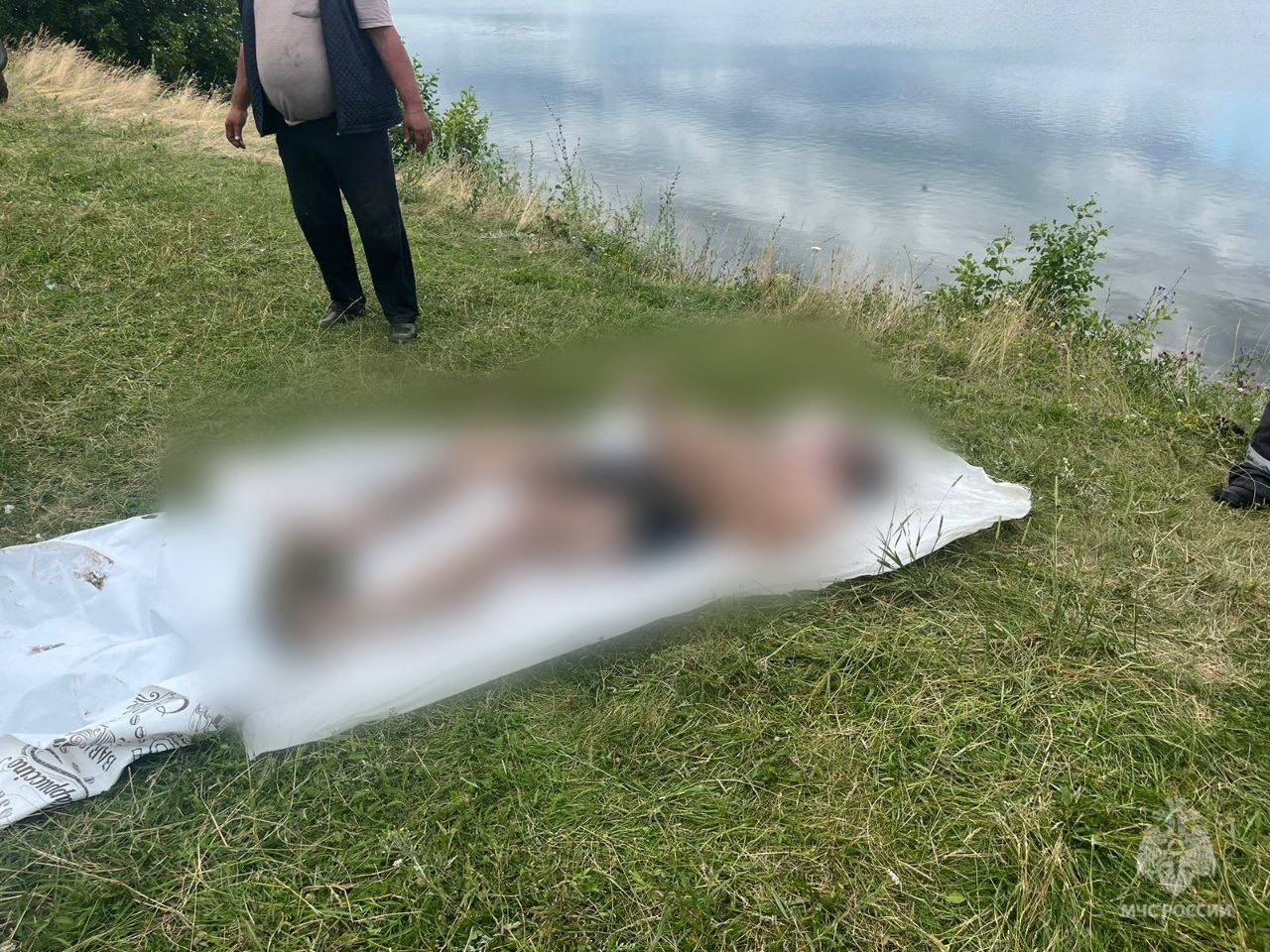 Мужчину и женщину извлекли погибшими из воды ‼ В Дюртюлинском районе вблизи деревни Казы-Ельдяк на озере Казы-Куль 46-летний мужчина, со слов очевидцев, хотел переплыть озеро, но не доплыл до берега и утонул. Погибшего нашли «бреднями» рыбаки на следующие сутки. Водолазы извлекли погибшего из воды. ‼ В Туймазинском районе вблизи села Нижнетроицкий в реке Кидаш местными жителями возле берега на поверхности воды обнаружена погибшая женщина в одежде. Спасателями тело извлечено, личность устанавливается.