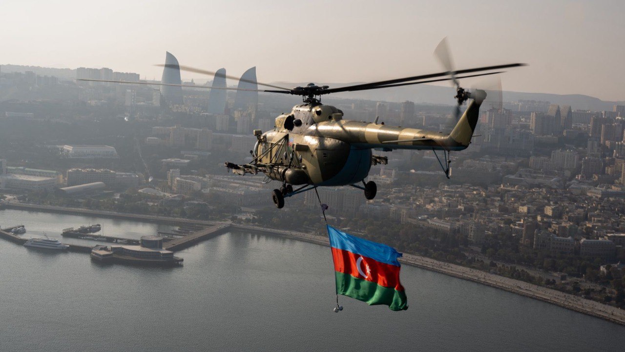 Помощник президента Азербайджана заведующий отделом по вопросам внешней политики Администрации президента Хикмет Гаджиев поделился публикацией по случаю 9 ноября Дня Государственного флага Азербайджана В публикации Гаджиев отметил 9 ноября День Государственного флага Азербайджанской Республики cbctvaz