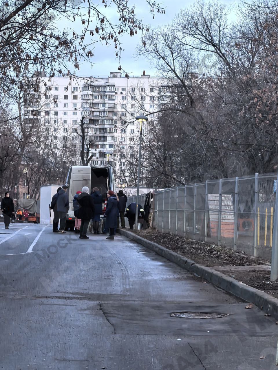 Бездомных собак, которых житель Мещанского района поселил на площадке для выгула, отправили в приют на временную передержку.   Три пса из стаи умерли, остальные, предположительно, инфицированы вирусом чумы. Хвостатых осмотрят и подлечат, так как владелец оставлял их на голой земле —  есть вероятность повреждения внутренних органов. Теперь проблема в том, что умершие ушастики закопаны где-то в парке и продолжают заражение территории. Площадку нужно дезинфицировать.  Хозяин четвероногой банды Михаил самостоятельно прибыл в отделение УВД для написания объяснений.  Собачники Мещанки планируют собрать помощь в виде лекарств и прочих необходимых вещей и надеются, что оставшихся животных можно ещё спасти.