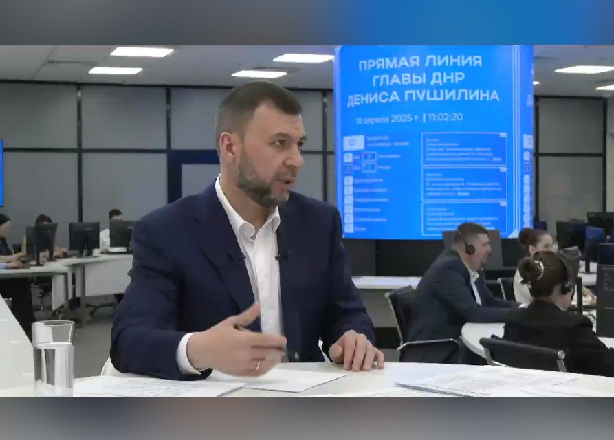 Пушилин усилит контроль за работой чиновников в ДНР  Глава ДНР Денис Пушилин в ходе прямой линии сообщил, что взаимодействие с населением должно стать приоритетным направлением деятельности чиновников.  По его мнению, только через обратную связь с жителями возможно добиться позитивных перемен в Республике. Он подчеркнул необходимость оптимизации работы чиновников, чтобы исключить формальные ответы на запросы граждан, когда действия выполнены по правилам, но не приносят желаемого результата.  Планируется разработка механизмов воздействия на таких сотрудников, а также привлечение граждан к использованию чат-бота главы ДНР для обращений.  Денис Пушилин заверил, что к "недобросовестным чиновникам" будут применены соответствующие санкции.    Подписаться   Написать в бот