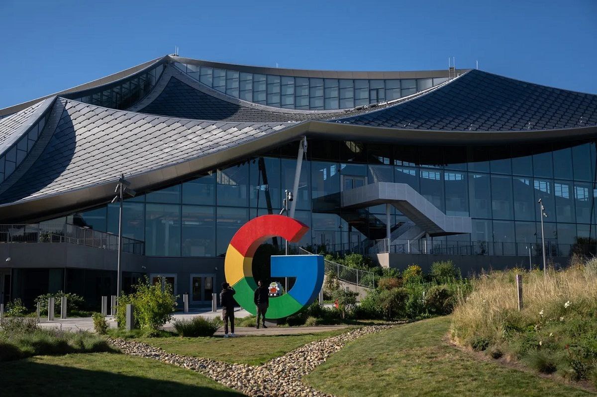 Выручка материнской компании Google превзошла прогнозы. На чем она зарабатывает Продажи Alphabet во II квартале 2025 года выросли до $81,7 млрд. При этом капитальные затраты в 2025 году составят $85 млрд. Эти деньги пойдут на ИИ-инфраструктуру и развитие облачных сервисов. Самый мощный источник роста Alphabet — это подразделение облачных вычислений. За II квартал оно получило $13,6 млрд выручки и $2,83 млрд операционной прибыли. Подробнее