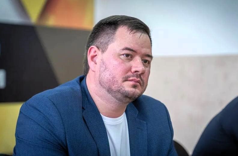 В Иркутске арестовали главу Дорожной службы за хищение 14 6 млн рублей Кировский районный суд Иркутска заключил под стражу гендиректора Дорожной службы Иркутской области Антона Бугая Его обвиняют в мошенничестве в особо крупном размере хищении 14 6 млн рублей при строительстве инфраструктуры для ОЭЗ Ворота Байкала в Слюдянском районе Вместе с ним арестован глава компании ДСИО Игорь Поляков подозреваемый во взяточничестве Оба проведут под стражей не менее двух месяцев По данным следствия Бугай действовал в сговоре с другими лицами Подробности о взятке Полякова пока не разглашаются Антон Бугай занял пост главы Дорожной службы летом 2023 года став пятым руководителем за последние три года В 2024 году выручка службы составила 9 2 млрд рублей что на 2 млрд меньше чем годом ранее   Иркутск политический в МАХ   Подпишитесь на Иркутск политический