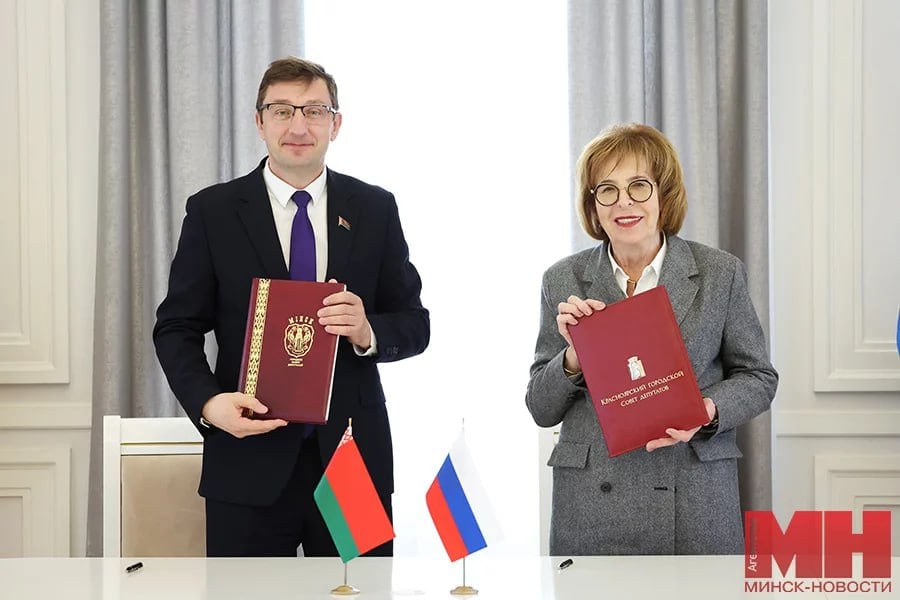 Соглашение о сотрудничестве подписали Минский и Красноярский городские Советы депутатов. Председатель Мингорсовета Артём Цуран и председатель Красноярского городского Совета депутатов Наталия Фирюлина встретились для юридического укрепления двустороннего взаимодействия в Минской городской ратуше. Помимо подписания соглашения о сотрудничестве, обе стороны в формате диалога обменялись опытом работы. Председатель Мингорсовета проинформировал гостей столицы о приоритетах и новшествах этого созыва. Российскую сторону заинтересовал опыт Минска в организации работы территориального общественного самоуправления. Душевной частью встречи стали экскурсия по Верхнему городу и посещение смотровой площадки Минской ратуши, с которой открывается прекрасный вид на город. «Минск-Новости» MINSKNEWS.BY Telegram Viber FB VK Inst TikTok YouTube