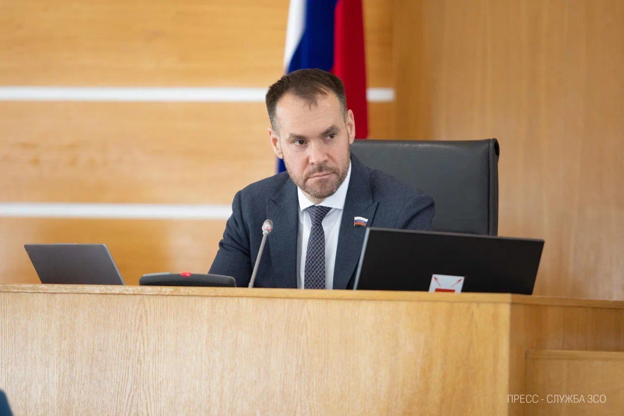 В Законодательном собрании области состоялись слушания по исполнению областного бюджета за 2024г. Сергей Жестянников: Главный вывод: региональная финансовая система устойчива, обязательства выполнены, а темпы развития впечатляют. Вопрос спикеру: При выделении средств на поддержку малого бизнеса 365 млн руб. более половины, 200 млн руб., досталась организациям, образующим инфраструктуру поддержки малого и среднего предпринимательства. То есть деньги получили не предприниматели вовсе, а те структуры, что должны предпринимателей поддерживать. Прозвучавший ответ, что эти 200 млн направлены на создание инфраструктуры для инвестиционных проектов, – некорректен, так как на самом деле это уже другая подпрограмма – «Повышение инвестиционной привлекательности Вологодской области», на которую были выделены немалые средства 861,8 млн руб. . Действительно, темпы впечатляют.