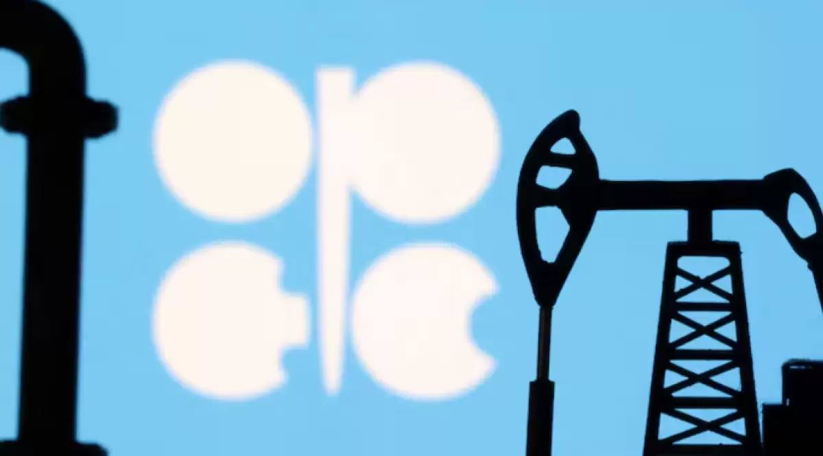 ОПЕК рискует еще сильнее отстать от цели по добыче нефти С апреля этого года страны ОПЕК обеспечили лишь около 75 от запланированного увеличения добычи нефти и по данным источников аналитиков и статистики к концу года этот показатель может снизиться до примерно 50 из за ограничения производственных мощностей у некоторых производителей   Детали ОПЕК на долю которой приходится 50 мировой добычи нефти и в которую входят страны ОПЕК и их союзники включая Россию добывает примерно на 500 000 баррелей в сутки меньше целевого уровня Этот дефицит составляющий около 0 5 от мирового спроса оказался неожиданным для рынка и поддержал цены на нефть С апреля 2023 года восемь членов ОПЕК добровольно сократили добычу для стабилизации рынка В апреле 2025 года эти страны начали постепенно увеличивать объёмы добычи Общий объём сокращений ОПЕК как добровольных так и обязательных для всех участников достигал пика в 5 85 млн баррелей в сутки и осуществлялся в три этапа Подробнее на сайте Ulysmedia kz t me ulysmediatg