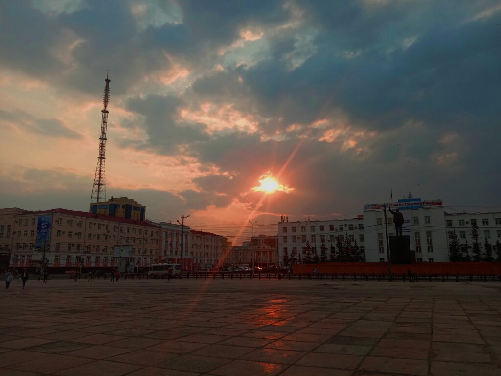 Синоптики предупреждают о сильных дождях и грозах в ряде районов Якутии Ухудшение погодных условий ожидается в ближайшие сутки, 28 июля, в нескольких районах Якутии. По информации синоптиков, в Усть-Майском, Сунтарском, Нюрбинском, Мирнинском и Ленском районах местами прогнозируются сильные дожди. Кром того, на территории Алданского, Нерюнгринского, Усть-Майского, Томпонского, Чурапчинского, Таттинского, Оймяконского, Кобяйского, Жиганского и Эвено-Бытантайского районов также ожидаются грозы. При грозах возможны порывы ветра до 15-20 м/с. Подробнее читайте по ссылке