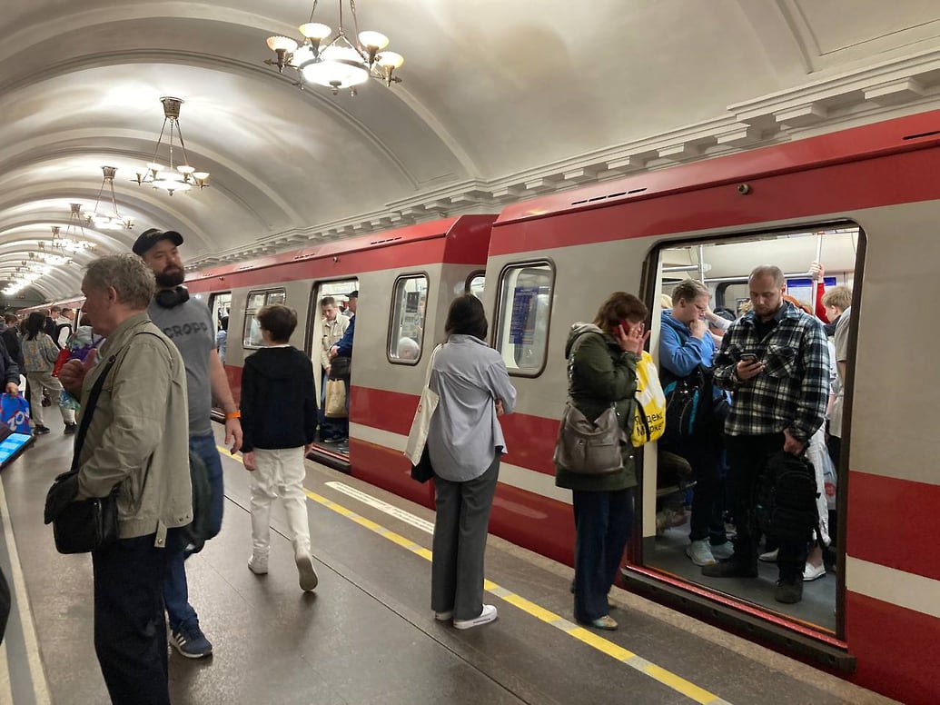 Коллапс на «красной» линии метро привел к увеличенным интервалам движения поездов Движение поездов на «красной» линии петербургского метро было временно приостановлено вечером 28 июля в 18:48. Причиной стали технические неполадки на участке от станции «Девяткино» до «Площади Ленина». Об этом сообщила пресс-служба подземки. «Приносим извинения за доставленные неудобства», — заявили в пресс-службе петербургской подземки. Через пять минут движение частично восстановили. Составы от «Площади Ленина» до «Девяткино» и до «Проспекта Ветеранов» следуют с увеличенными интервалами. Фото: Александра Тен / Коммерсантъ
