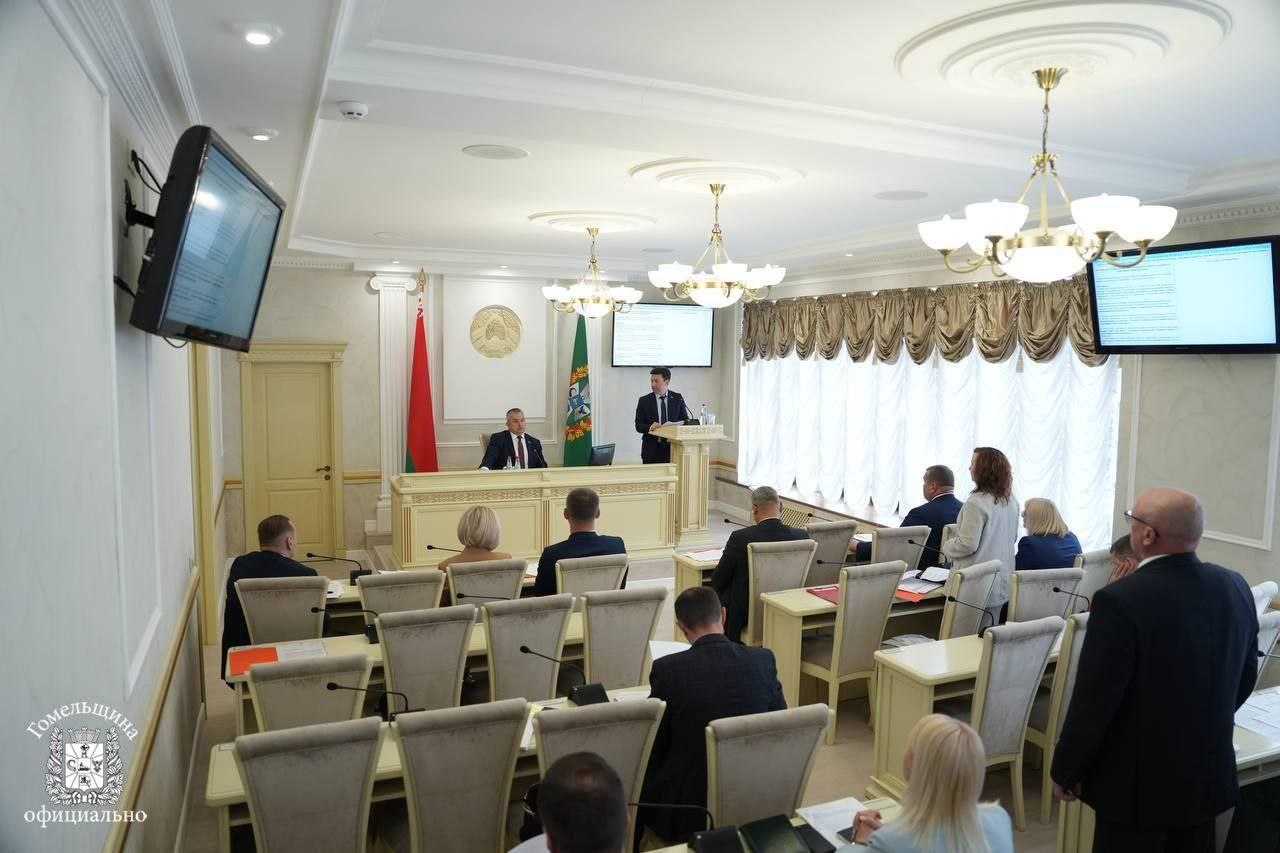 Механизм финансирования мероприятий по преодолению последствий аварии на ЧАЭС в 2026-2030 годы обсудили на совещании во главе с председателем облисполкома Иваном Крупко Ремонт и строительство объектов социальной сферы в пострадавших районах, снос зданий и захоронение отходов, благоустройство загрязненных территорий, газификация и электрификация жилфонда, меры поддержки граждан – на заседании рассмотрели каждый пункт концепции. «Сейчас важно провести доскональное обследование пострадавших территорий на предмет загрязнения, пересмотреть их зонирование. Затем выработанную в регионе концепцию направим на согласование с профильными ведомствами. После утверждения стратегии каждой отрасли будут даны соответствующие поручения», – резюмировал глава региона. Участие в совещании принял помощник Президента – инспектор по Гомельской области Руслан Пархамович. Источник «Гомельщина официально»