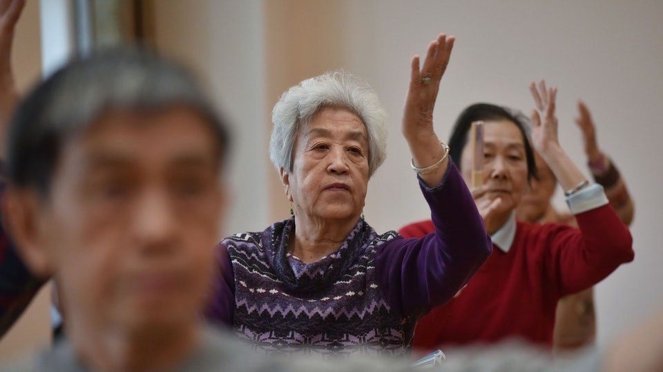 В Китае к 2030 году поднимут среднюю продолжительность жизни до 80 лет В 15 ю пятилетку 2026 2030 годы Китай намерен увеличить среднюю продолжительность жизни населения с 79 до примерно 80 лет Об этом заявил председатель Государственного комитета по делам здравоохранения КНР Лэй Хайчао на пресс конференции по итогам четвертого пленума ЦК КПК 20 го созыва По его словам цель вполне достижима для этого власти сосредоточатся на ключевых группах населения женщинах детях пожилых Правительства всех уровней будут внедрять концепцию профилактика прежде всего а также сосредоточатся на снижении числа хронических заболеваний Доступ к врачам постараются облегчить будет внедрена мобильная медицинская помощь и дистанционная диагностика Среди других мер обеспечение надлежащего ухода за пожилыми людьми и поощрение активного старения   Новости Китая ЭКД