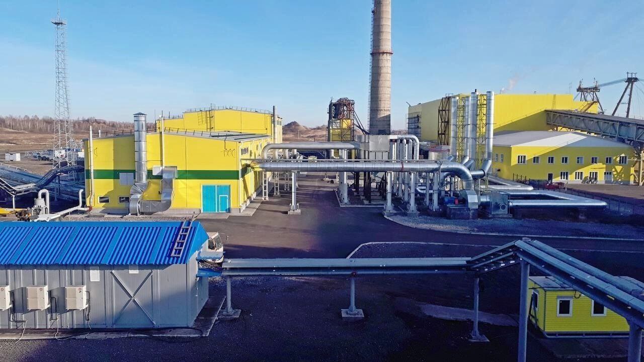 На Берёзовском разрезе запустят производство новых угольных сорбентов СУЭК Красноярск строит на Берёзовском разрезе комплекс по выпуску угольного сорбента повышенной крупности и с улучшенными прочностными характеристиками Оборудование для нового производства включая газификаторы изготовили на собственных ремонтно механических заводах компании в Бородино и Назарово Проект стал продолжением программы глубокой переработки бурого угля которую СУЭК Красноярск развивает уже более 20 лет Ранее на разрезе было налажено производство термококса бездымного топлива и футеровочных материалов Новый комплекс позволит выпускать продукцию для металлургии нефтепереработки и мусоросжигательных заводов Как отметил представитель компании Сергей Степанов местные угли с низким содержанием серы и золы оптимально подходят для этих целей