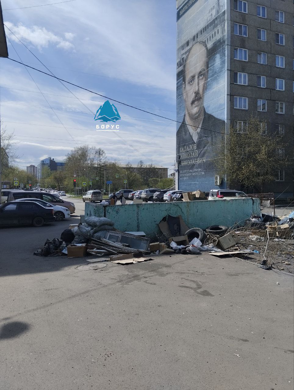Проблемы с вывозом мусора наблюдаются и в Железнодорожном районе По словам очевидцев, свалка растет у дома по адресу Железнодорожников, 20 с 23 апреля. Второе фото — обстановка сегодня.