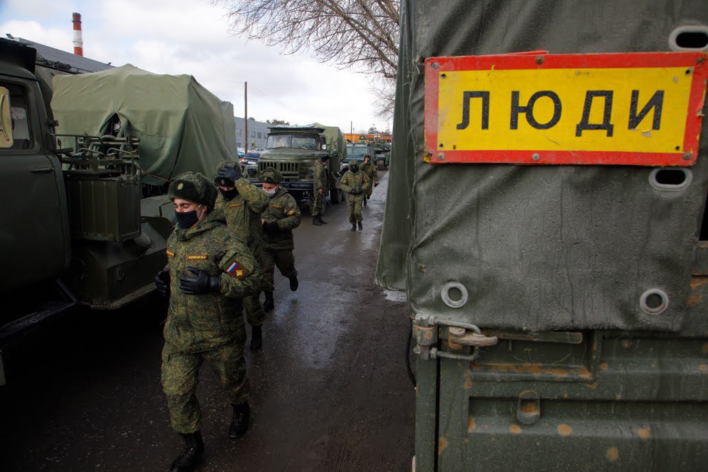 Паслер повысил единовременную выплату для участников СВО Ее увеличили на 200 тысяч рублей по поручению Об этом сообщил департамент информационной политики Свердловской области со ссылкой на губернатора Дениса Паслера Получается что размер региональной выплаты увеличили до 2 7 миллиона рублей Дополнительно военнослужащие получают федеральную единовременную выплату от Министерства обороны в размере 400 тысяч рублей Всего заключившие контракт для ухода СВО получат 3 1 миллиона рублей