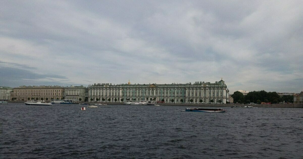 8 дней которые потрясут мир Эрмитаж ввёл бесплатное посещение Эрмитаж определил 8 дней в которые вход в музей будет бесплатным для всех Об этом сообщили в пресс службе учреждения Насладиться живописью скульптурой и другими музейными ценностями можно будет 7 января Рождество 23 февраля День защитника Отечества 8 марта Международный женский день 12 апреля День космонавтики 18 мая Международный день музеев 5 октября День учителя 4 ноября День народного единства 7 декабря День Эрмитажа День Святой Екатерины Если праздник выпадет на выходной день музея бесплатное посещение будет организовано в ближайший к этой дате рабочий день В летние месяцы музей не проводит бесплатные дни по причине большой загруженности