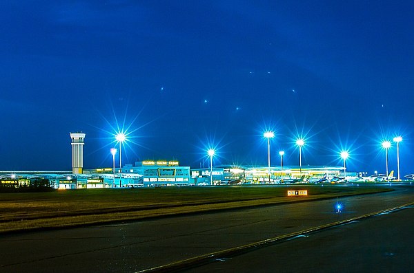 В крупнейших аэропортах открыли первые 12 пунктов миграционного контроля Первые 12 пунктов миграционного контроля основной задачей которых является выявление нарушающих миграционное законодательство иностранцев начали работу в крупнейших воздушных гаванях РФ Об этом сообщает ТАСС Первые 12 пунктов миграционного контроля приступили к работе на территории крупнейших воздушных гаваней страны Среди них московский авиаузел аэропорты Санкт Петербурга Сочи Казани Новосибирска Красноярска Екатеринбурга и других городов заявила официальный представитель МВД РФ Ирина Волк aviaru net n289951