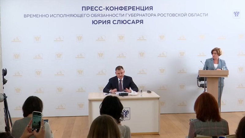 Слюсарь отверг идею пересадить городских чиновников на автобусы В ходе пресс конференции журналисты предложили врио губернатора Ростовской области Юрию Слюсарю пересадить чиновников со служебных автомобилей на общественный транспорт однако глава региона идею не оценил По его словам эта мера лишь выглядит действенной кроме того она напоминает методы Бориса Ельцина Бодрю подчиненных но не уверен что их нужно сажать в автобусы чтобы они добирались до работы Имею в виду насильно Если они добровольно это делают то пожалуйста Это мера в стиле Бориса Ельцина всех работников Минздрава класть в больницы и так далее Кроме популизма в этом мне кажется мало что есть считает врио губернатора