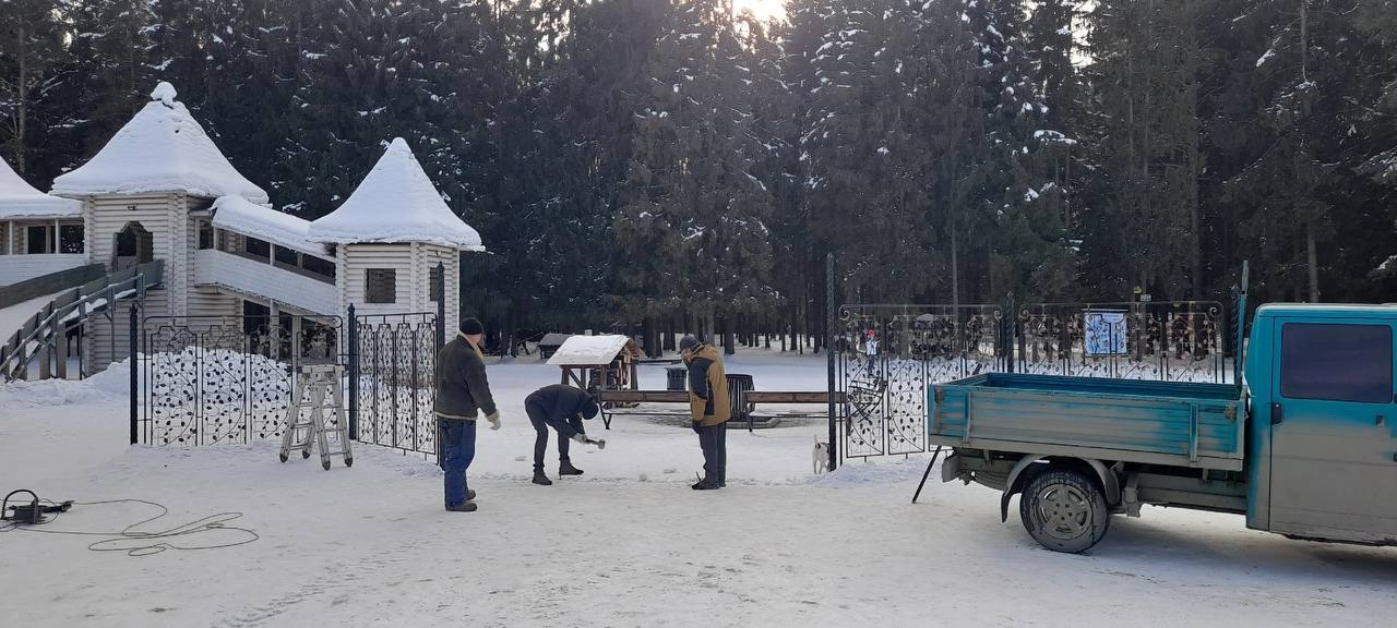 В кировском парке демонтировали ворота, в которых воцерковлённый телеведущий Борис Корчевников усмотрел «окно в ад». В администрации комплекса сообщили, что арт-объект спилили под давлением городской администрации.  «Врата в лес» должны были открыться в спортивно-туристическом комплексе Порошино 2 марта, однако на них обратил внимание телеведущий и генеральный продюсер телеканала «Спас» Борис Корчевников. Он увидел в объекте, изготовленном местными кузнецами, «чернушную языческую индуистскую галиматью» и понадеялся, что «добрые жители этого города и Сам Спаситель не позволят построить здесь это окно в ад».  В самом парке накануне объяснили, что ворота — это «добрый арт-объект», который должен был привлечь туристов. На них изображены лес и природа Вятского края, а при разработке эскиза мастера черпали вдохновение и образы из картин Аполлинария и Виктора Васнецовых.  Тем не менее, объяснения не помогли и ворота спилили. В парке рассказали, что это было сделано после вмешательства городских властей.  «Администрация парка демонтировала ворота под давлением городской администрации.   Дальнейшая их судьба пока под вопросом. Мы были шокированы столь острой реакцией на этот декоративный элемент, который мы, как и ряд других, устанавливаем в парке для украшения зоны отдыха».  В администрации комплекса Порошино добавили, что обычные горожане хотели бы вернуть объект, но установить ворота заново можно будет только, если появятся «благоприятные условия».  "Мощный" удар по "дьяволу".   Поделись! ⏰ Кому не всё равно