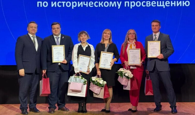 В Москве состоялась торжественная церемония награждения победителей всероссийского конкурса методических разработок по историческому просвещению в системе общего образования На конкурс было подано более 1 400 заявок Проект креативных индустрий учащихся школы 22 города Благовещенска имени Ф Э Дзержинского первого в стране профильного класса военно исторического общества посвященный созданию видеоконтента по истории Амурской области МедиАмур стал одним из 5 победителей которых отметило Министерство просвещения РФ за вклад в патриотическое воспитание и сохранение исторической памяти Реализация данного проекта оказалась возможна лишь благодаря систематической работе с нашими сетевыми и информационными партнерами это помощь с подбором материала преподавателями кафедры истории России БГПУ организация съемочного процесса и техническое сопровождение от агентства Amur life финансовой поддержке администрации города благодаря которой у нас появляется необходимое оборудование и знания для создания такого контента Сейчас к этой работе активно подключается АмГУ который поможет нам прокачать учащихся в ораторском искусстве и журналистике поделился планами в интервью ТАСС Эдуард Лавриненко Конкурс организован в рамках государственного задания Министерства просвещения Российской Федерации по анализу методов преподавания истории и интерпретации исторических событий