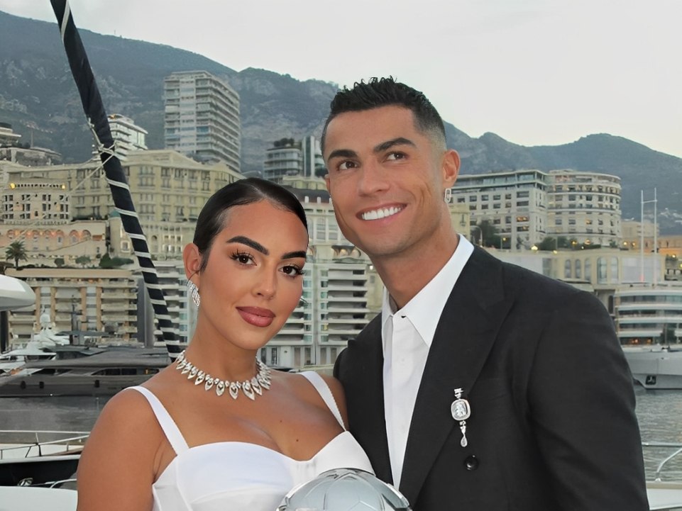 Криштиану Роналду и Джорджина Родригес поженятся на острове Мадейра летом 2026 года Oб этом сообщает издание Jornal da Madeira По данным СМИ свадебная церемония состоится в соборе в Фуншале родном городе Роналду а продолжится праздник в роскошном отеле Роналду сыграет свадьбу после чемпионата мира который пройдет с 11 июня по 19 июля 11 августа Джорджина Родригес объявила в Instagram о том что выходит замуж за Криштиану Роналду Роналду вместе с семьей переехал в Саудовскую Аравию с января 2023 года он является нападающим команды Аль Наср Несмотря на то что в стране нельзя жить под одной крышей мужчине и женщине вне брака легендарному футболисту пошли навстречу и разрешили совместное проживание с матерью его детей У спортсмена две дочери от модели шестилетняя Алана Мартина и годовалая Белла Эсмеральда Также у футболиста есть сын Криштиану младший который появился на свет в 2010 году А в 2017 году суррогатная мать родила спортсмену близнецов Еву и Матео Родригес признавалась подписчикам что любит пасынков и падчерицу так же как и родных детей ruoxuaz КриштиануРоналду ДжорджинаРодригес Новости Азербайджана Написать нам