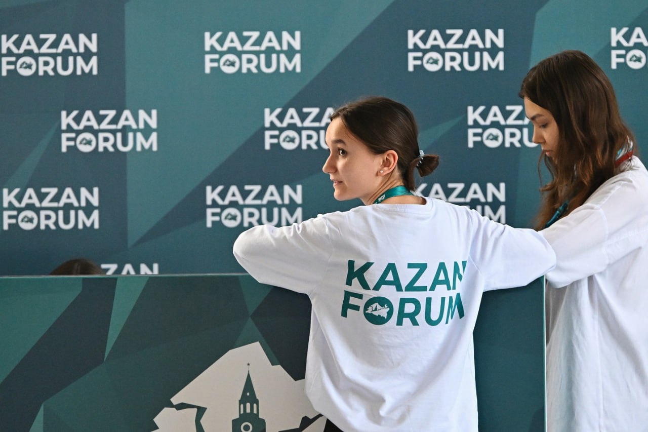 650 счастливчиков из Казани и других регионов смогут стать волонтерами на форуме Россия Исламский мир KazanForum Уже сейчас можно отправить заявку а рекрутинг стартует с 10 февраля Требования к соискателям  возраст с 16 лет  знание английского языка на уровне intermediate и выше  готовность и желание помогать весь период проведения форума а также обязательное участие во всех подготовительных этапах знание других иностранных языков французский арабский будет преимуществом На площадках мероприятия ждут 580 кандидатов из Казани 70 из других регионов страны Волонтеров распределяет по более чем 25 функциональным категориям от официальной программы до сервисных направлений  Если вы хотите стать волонтером заполните анкету здесь Подробнее  roscongress