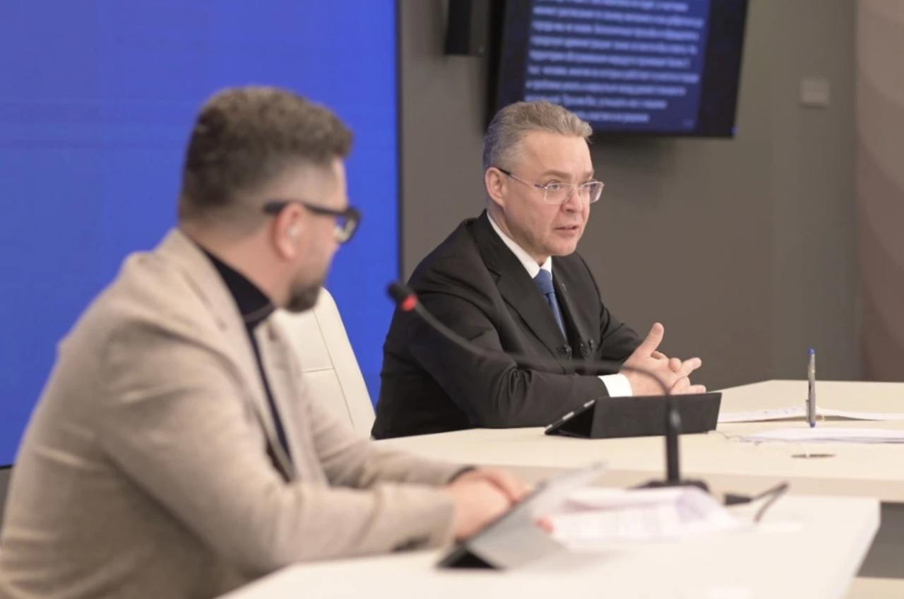 Губернатор Владимиров поддержал предложение о создании площадки для презентации работ патриотической тематики В ходе совмещенной прямой линии и пресс конференции Владимир Владимиров поддержал инициативу о создании в краевой столице специализированной площадки для демонстрации произведений патриотической направленности С предложением выступил военный художник автор графических новелл о СВО Валерий Букша Глава региона поручил проработать возможность организации такой площадки на базе культурного центра который строится в Промышленном районе Ставрополя Пространство предназначено для выставки работ прославляющих подвиг соотечественников в том числе участников специальной военной операции Победа нашего народа это наши корни Поэтому государство должно создавать условия для появления новых знаковых произведений патриотической тематики И мы будем этому всеми силами содействовать отметил Владимир Владимиров Инициатива направлена на поддержку авторов работающих в патриотическом жанре и популяризацию их творчества среди жителей края