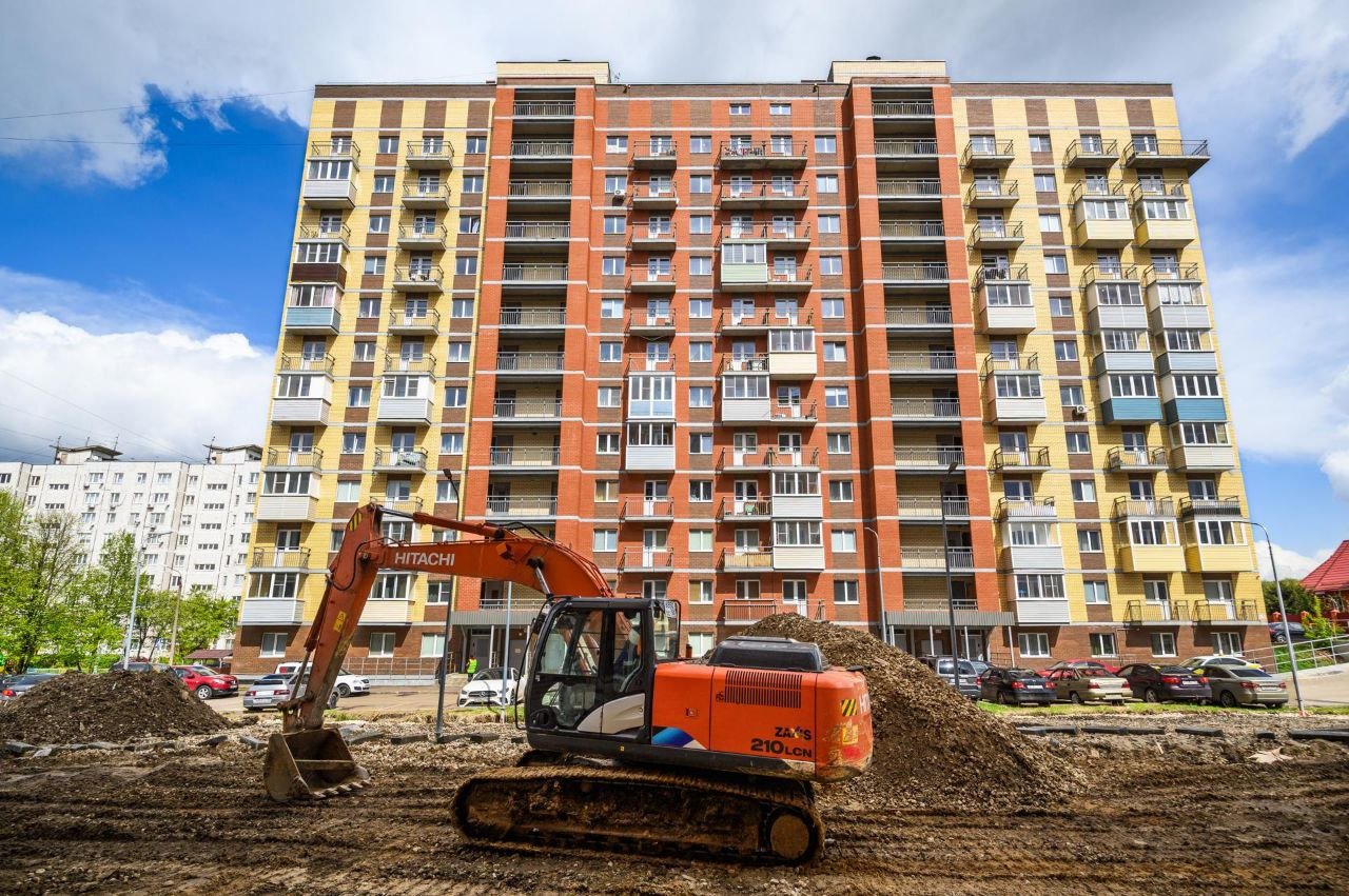 Дом для переселенцев из ветхого жилья построят в Снегирях  Строительство запланировано на участке земли между улицами Труда, Школьной и Некрасова. Там возведут дом, куда переедут 240 человек.  Для них планируется более 3800 м² жилья с площадью квартир от 28 до 84 м².  Работы осуществляются в рамках государственной программы «Переселение граждан из аварийного жилищного фонда» и финансируются за счет средств бюджета Московской области и средств бюджета городского округа Истра. Начальная цена проекта на сайте госзакупок - чуть менее 500 млн рублей   Истра Буря Безумие