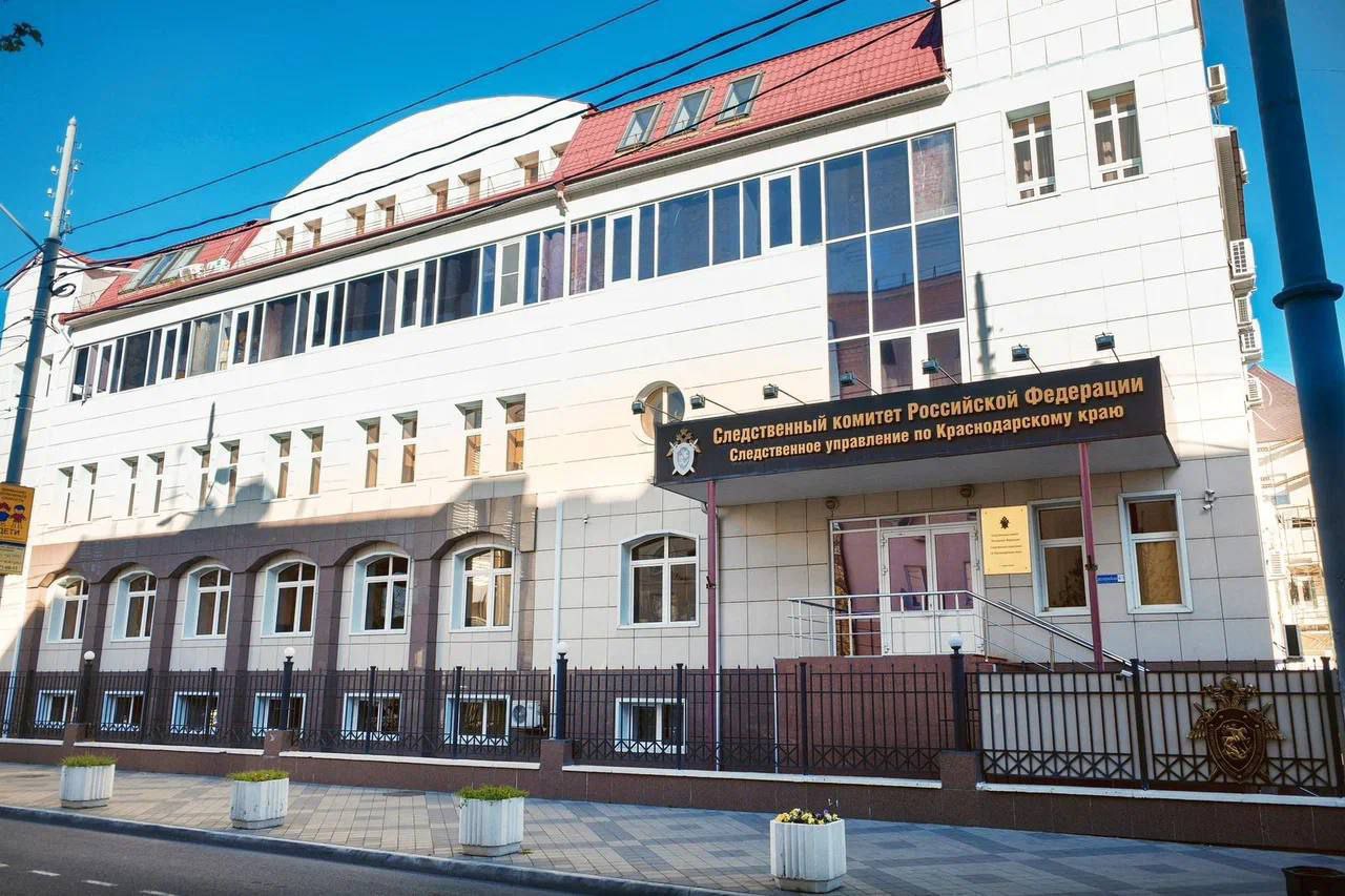 Суд признал 48 летнего жителя Славянского района виновным в публичном возбуждении ненависти и вражды с угрозой применения насилия По данным следствия в марте этого года мужчина разместил в публичной группе одного из мессенджеров голосовые сообщения направленные на возбуждение ненависти и вражды по отношению к сотрудникам правоохранительных органов сообщает пресс служба СУ СК РФ по Краснодарскому краю Свою вину подсудимый признал частично Он пояснил что негативного отношения к сотрудникам ДПС не имеет а своими высказываниями желал выделиться При этом по его словам не хотел получить какую либо реакцию и не ждал аналогичного мнения от других участников группы Суд признал мужчину виновным Его приговорили к принудительным работам на три года с удержанием 10 заработной платы в доход государства Отбывать наказание ему предстоит в исправительном центре После чего мужчине будет запрещено заниматься администрированием и участием в публичных группах в мессенджерах на 3 года Приговор в законную силу не вступил сообщает Объединенная пресс служба судов Краснодарского края Радио 104FМ Новая Россия Мы в МАХ