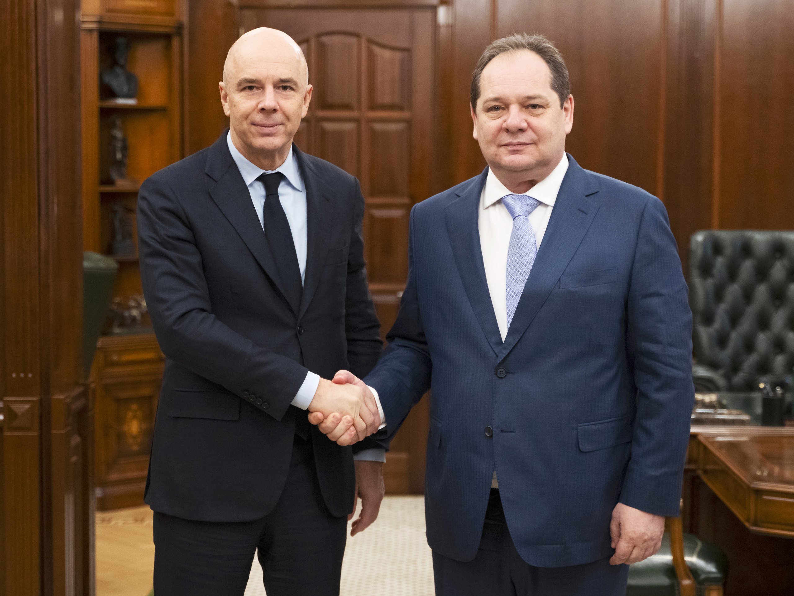 Минфин России VK Антон Силуанов провел рабочую встречу с главой Республики Коми Ростиславом Гольдштейном Министр финансов РФ Антон Силуанов и глава Республики Коми Ростислав Гольдштейн обсудили вопросы сбалансированности регионального бюджета в условиях меняющейся конъюнктуры основных добывающих производств Отдельной темой встречи стали вопросы исполнения бюджета региона в первую очередь финансовое обеспечение приоритетных социально значимых расходов Обсуждались также вопросы финансирования строительства объектов образования и здравоохранения ремонта автомобильных дорог