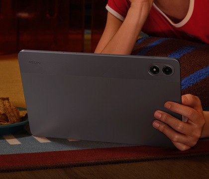 POCO Pad M1 засветился в Geekbench Snapdragon 7s Gen 4 и 8 ГБ ОЗУ Новостной портал GSMArena и инсайдер Abhishek Yadav обнаружили в базе данных популярного бенчмарка Geekbench информацию о планшете POCO Pad M1 Там гаджет проходит под наименованием Xiaomi 2509ARPBDG Указано что устройство базируется на чипсете Qualcomm Snapdragon 7s Gen 4 у которого одно производительное ядро с частотой 2 71 ГГц три менее мощных на 2 4 ГГц и четыре энергоэффективных на 1 8 ГГц
