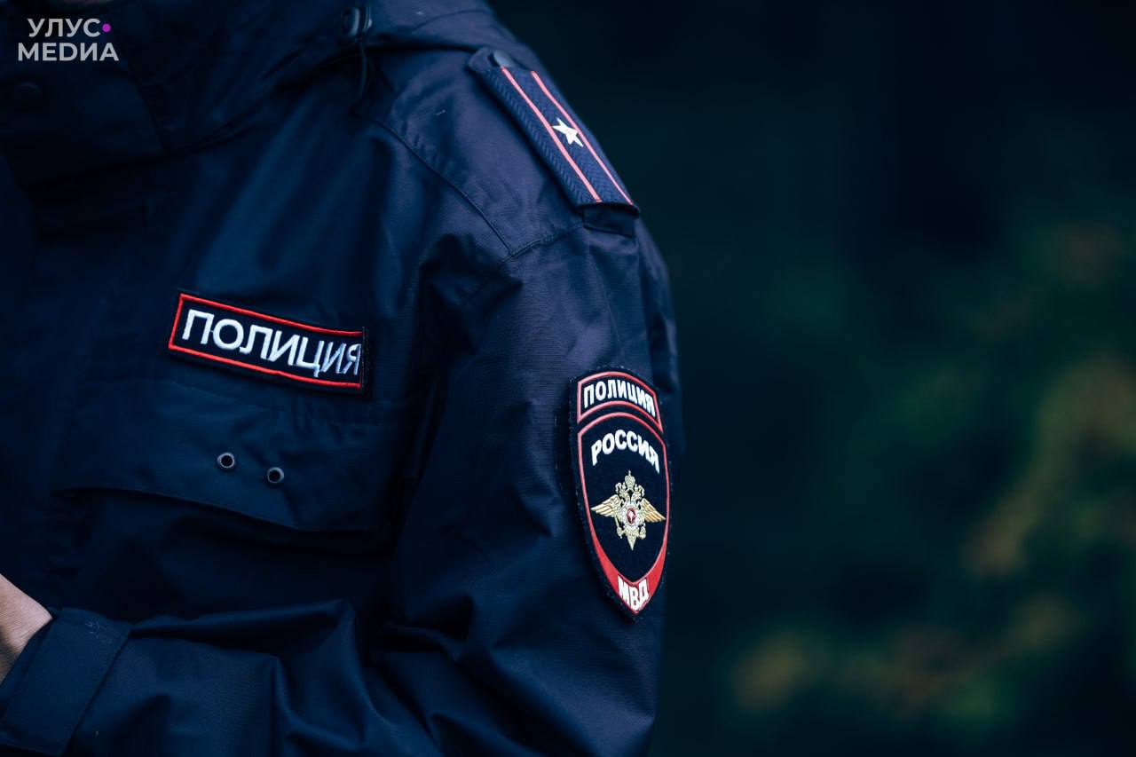 В Мирном арестован мужчина подозреваемый в покушении на изнасилование малолетней и краже   В Мирном арестован 27 летний мужчина которого обвиняют в покушении на изнасилование малолетней а также в краже и угоне автомобиля В ночь на 12 октября 2025 года обвиняемый незаконно проник в одну из квартир жилого дома в Мирном В помещении он обнаружил спящую малолетнюю девочку и предпринял попытку совершить преступление против её половой неприкосновенности Ребёнок оказал активное сопротивление и закричал после чего мужчина скрылся Мать девочки находившаяся в соседней комнате незамедлительно вызвала полицию ulusmedia Читайте нас в MAX