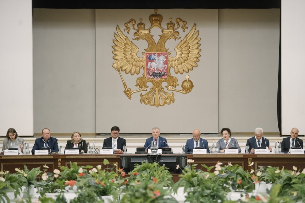 В Воронежской области обсудили поддержку аграриев  2 июля 2025 года в Воронежской области прошло совещание по развитию сельского хозяйства. На встрече собрались представители власти, руководители сельскохозяйственных предприятий, селекционеры, эксперты и чиновники. Одним из главных участников стал заместитель председателя правительства области Виктор Логвинов, который отвечает за сельское хозяйство.  Виктор Логвинов подчеркнул, что поддержка аграриев — важная задача для региона. Он отметил, что успехи в сельском хозяйстве напрямую влияют на экономику области. По его словам, правительство продолжит помогать фермерам: будет обновляться техника, развиваться мелиорация  улучшение земель , привлекаться молодые специалисты.  Логвинов напомнил, что 2024 год был очень сложным: из-за плохой погоды дважды вводили режим чрезвычайной ситуации, погибло более 400 тысяч гектаров посевов, ущерб составил около 30 миллиардов рублей. В 2025 году из-за заморозков пострадало ещё 30 тысяч гектаров и 40% садов. Несмотря на это, сейчас ожидается хороший урожай. Логвинов пожелал аграриям не только собрать много урожая, но и получить за него достойную цену.