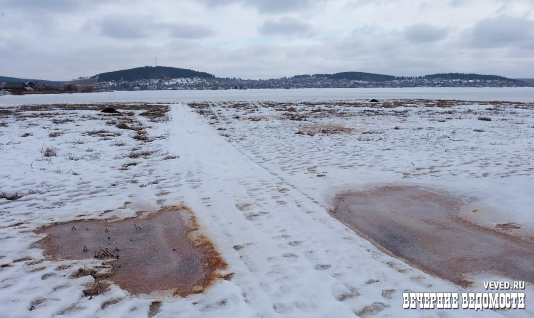 С нижнетагильского «Водоканала» взыскали 250 тысяч рублей штрафа и 1,4 млн рублей ущерба за загрязнение рек  Проверка природоохранной прокуратуры выявила многочисленные нарушения в деятельности монополиста в сфере водоснабжения и водоотведения второго по размеру города Свердловской области и составила протоколы по следующим статьям:  — часть 4 статьи 8.13 КоАП РФ  нарушение требований к охране водных объектов, которое может повлечь их загрязнение , — часть 1 статьи 8.14 КоАП РФ  нарушение правил водопользования при сбросе сточных вод в водные объекты , — статья 8.5 КоАП РФ  сокрытие или искажение экологической информации ,  — статья 8.46 КоАП РФ  невыполнение обязанности по подаче заявки на постановку на государственный учет объектов, оказывающих негативное воздействие на окружающую среду .  Однако на штрафах  которые, по сообщению пресс-службы облпрокуратуры были ООО «Водоканал-НТ» оплачены  надзорное ведомство не остановилось и подало иск в Ленинский суд Нижнего Тагила о взыскании 1,4 млн рублей — в такую сумму оценили ущерб, нанесённый окружающей среде. Суд полностью удовлетворил требования прокуратуры.  В Нижнем Тагиле, в отличие от Екатеринбурга, городское водное хозяйство находится не в муниципальной собственности, а в частной — после банкротства в 2006 году местного МУП «Водоканал»  как считают некоторые тагильские журналисты и общественники — намеренного . В 2023 году выручка ООО «Водоканал-НТ» составила почти 1,7 млрд рублей.  Напомним, в 2024 году Вечерние ведомости делали большой материал о терпящем экологическое бедствие Черноисточинском водохранилище — питьевом водоёме Нижнего Тагила, в который много лет стекали отходы шламонакопителя «Водоканал-НТ».  Телеграм-канал   Поддержать Подписаться Прислать новость 18+