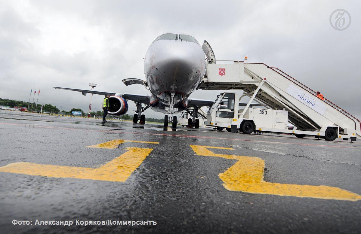 Летевший из Петербурга в Москву Superjet направили в Нижний Новгород Самолет авиакомпании Россия Sukhoi Superjet 100 вылетевший в Москву из Петербурга направили в Нижний Новгород из за густого тумана в столице сообщает 78 ru Лайнер должен был приземлиться в Шереметьево в половине восьмого утра однако из за метеорологических условий был вынужден совершить посадку в другом городе Ориентировочно борт должен оказаться в Москве в 09 36 kommersant sz