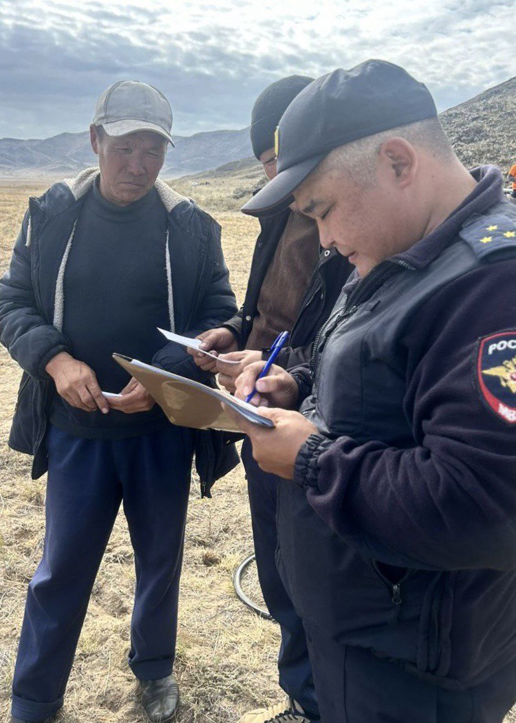 Сотрудники полиции привлекают к ответственности владельцев сельскохозяйственных животных за неорганизованный выпас  За 9 месяцев 2025 года на территории Республики Тыва сотрудники органов внутренних дел выявили и зарегистрировали 335 фактов свободного выпаса сельскохозяйственных животных В административные комиссии муниципальных образований в соответствии с требованиями КоАП РТ для рассмотрения и принятия решений направлены материалы по указанным фактам  Республиканские административные комиссии рассмотрели все эти случаи и вынесли постановления о наложении административных штрафов на общую сумму 494 000 рублей За отчетный период административные комиссии самостоятельно выявили 53 факта свободного выпаса владельцам выписаны штрафы на общую сумму 104 000 рублей  Участковые уполномоченные полиции УМВД по г Кызылу за 9 месяцев 2025 года выявили 17 фактов свободного выпаса скота Направили в административные комиссии в соответствии с требованиями КоАП РТ для рассмотрения и принятия решения все указанные материалы В результате в отношении оного владельца вынесли предупреждение шестнадцать заплатят штрафы на общую сумму 49000 рублей ООД УУП И ПДН МВД по Республике Тыва