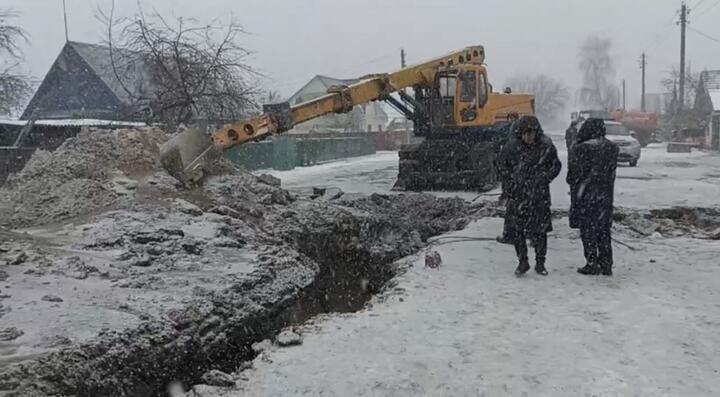 В Осиповичах восстановили водоснабжение, сообщили в МЧС.   Вода у 16 тысяч жителей Осиповичей отсутствовала с ночи из-за того, что прорвало асбестоцементную трубу диаметром 500 мм. Для ремонта отключали два городских водозабора, потом их ввели в работу. «В течение дня будет проводиться хлорирование и забор проб воды для контроля качества», — сообщили в ведомстве. Как рассказали в МЧС, сообщение об аварии поступило в 01.50, ремонтники остановили подачу воды для 16 тысяч потребителей и 78 предприятий. Теплоснабжение нарушено не было.