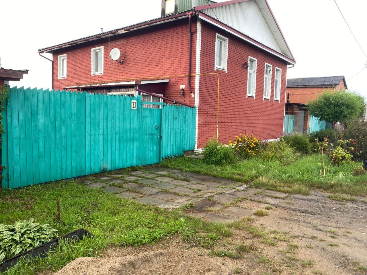Глава администрации Кировского округа Алексей Александрович Наседкин лично объезжает проблемные адреса.  В этом доме на ул. 5 декабря, например, вода выступила в цокольном, полуподвальном, этаже.   Первый этаж - сухой, двор и хозпостройки не подтоплены. От места в пункте временного размещения хозяева отказались.  Организуем дополнительную очистку ливневок. На других улицах также продолжим выполнятт запланированные мероприятия по отводу воды.