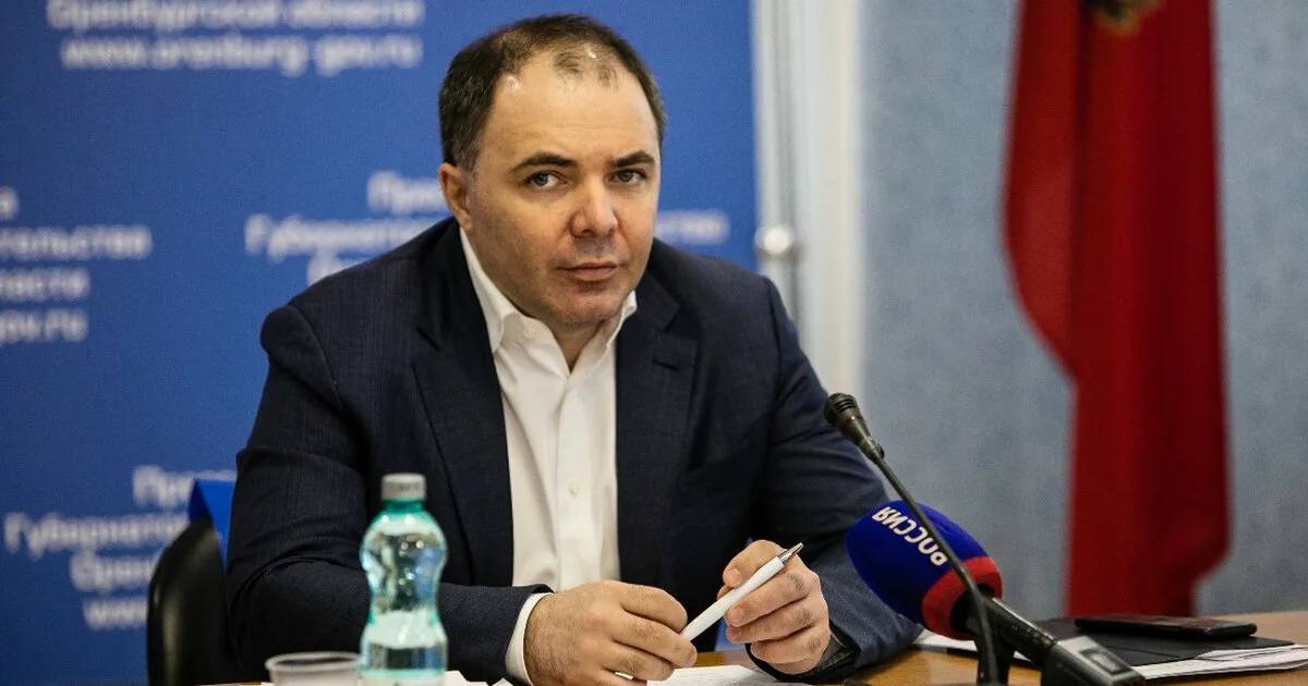 Обвиняемый в коррупции экс-министр природных ресурсов Оренбуржья предстанет перед судом  В Оренбургской области завершено расследование уголовного дела бывшего министра природных ресурсов, экологии и имущественных отношений Александра Самбурского. Прокуратура утвердила обвинительное заключение, и материалы были направлены на рассмотрение в Ленинский районный суд Оренбурга. Об этом сообщают региональные контрольный орган и СУ СКР.  Александра Самбурского обвиняют в получении взяток в крупном и особо крупном размерах  п. «в» ч. 5, 6 ст. 290 УК РФ . Следствие установило, что с 2020 по 2024 год он вымогал незаконное вознаграждение у руководителей коммерческих фирм, подчиненных его министерству. В числе прочего бывший чиновник получил в качестве взятки автомобиль Lexus стоимостью более 10 млн руб., которым пользовались его родственники, и другое имущество на сумму около 1 млн руб.  Силовики выяснили, что за незаконное вознаграждение Александр Самбурский помогал взяткодателям сохранить работу и оказывал им покровительство. На этапе расследования имущество бывшего министра и его родственников было арестовано.  Фото: m24.ru
