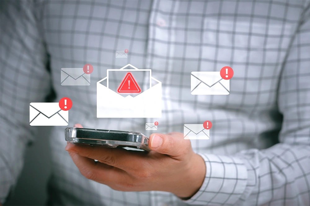 Мошенники придумали новую схему обмана с призами от известных блогеров  Реклама конкурса с денежными призами размещается в соцсетях  Когда жертва переходит по указанной ссылке ей сообщают о победе однако для получения приза необходимо указать номер банковской карты персональные данные и согласие на их обработку Получив реквизиты карты преступники просят оплатить госпошлину  Если человек следует указаниям с его банковского счета без какой либо авторизации списываются деньги МВД призывает россиян быть предельно внимательными при участии в конкурсах Подписаться на Российскую газету в Читать нас в MAX