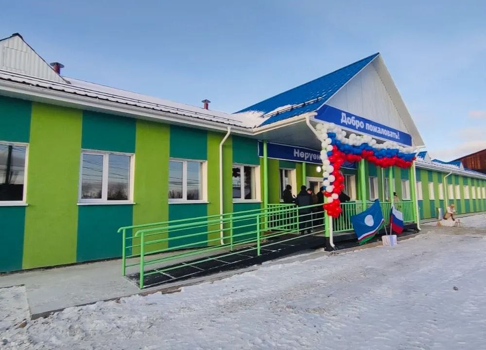 В Заречном построили школу по программе Моя Якутия в XXI веке 20 октября в посёлке Заречный Олекминского района открыли новую школу на 60 мест Школа площадью почти две тысячи квадратных метров оснащена светлыми классами и современным оборудованием Каждый ребёнок заслуживает права учиться в комфортных и современных условиях И мы будем продолжать работать над тем чтобы таких школ в наших сёлах становилось больше сказал первый заместитель Председателя Правительства Якутии Дмитрий Садовников ulusmedia Читайте нас в MAX