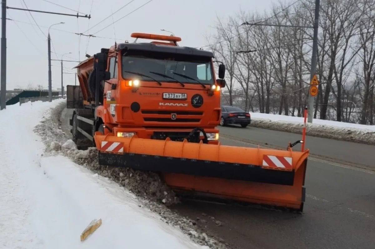 Хабиров поручил ускорить весеннюю уборку городских территорий  На оперативном совещании правительства он указал на необходимость сдвинуть сроки с 1 мая на 1 апреля, сославшись на более раннее наступление весны.  Глава региона также подчеркнул, что Уфа как столица республики, должна соответствовать высокому уровню благоустройства, и призвал оперативно реагировать на образование луж и подтопления.  Он также поручил активизировать работы по уборке и в других муниципалитетах, предупредив глав администраций о контрольной проверке в конце марта и возможных последствиях для тех, кто не обеспечит надлежащий порядок.  «Главы муниципалитетов, просыпаемся от зимней спячки, приводим города в порядок. Чудес от вас не жду, где-то может еще и снег сыпанет, но пора выводить чистить улицы», - сказал Хабиров.