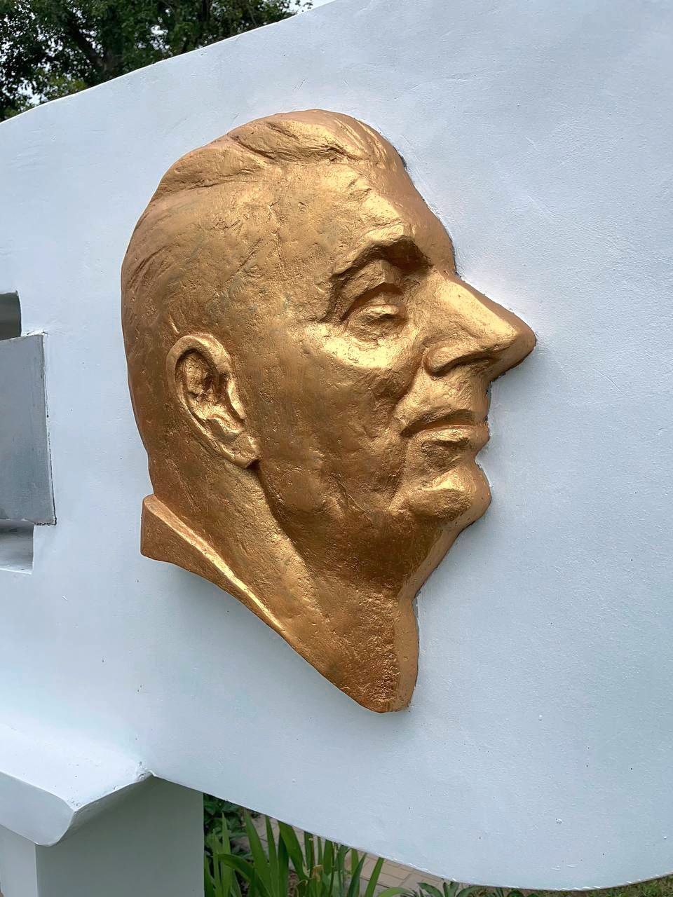 В Тольятти обновили памятный знак на ул. Комзина В честь 120-летия со дня рождения Героя социалистического Труда, советского инженера-строителя, первого начальника управления строительства Куйбышевгидростроя Ивана Васильевича Комзина отреставрирован памятный знак-указатель на одноименной улице в Портпоселке. Идею воплотила в жизнь инициативная группа общественников. Они обратили внимание на стелу на развязке дорог в зеленой зоне, которая требовала масштабного ремонта. Работа по реставрации длилась несколько месяцев. Специалисты-волонтеры произвели очистку основания и всех поврежденных элементов знака от треснувшего бетона и штукатурки, произвели антикоррозийную обработку арматуры, оштукатурили и окрасили бетонную часть конструкции. Также была облагорожена территория возле указателя - вокруг него посадили цветы. Инициатор проекта, генеральный директор ООО «Волгопроммонтаж» Сергей Чирков поблагодарил всех участников и торжественно вручил им благодарственные адреса главы г.о. Тольятти Ильи Сухих. В реставрации принимали участие Николай Шахов, Виктория Орлова, Анна Смирнова, Иван Смирнов, Ольга Гончарова, Григор Акопян, Сергей Рыбкин, Виталий Измайлов, Юлия Гойна, Юлия и Андрей Ромаховы, Левон Егизарян. Добавим, что это не первый успешно реализованный проект инициативной группы. Благодаря команде единомышленников отремонтирована стела у Центрального парка, герб города на Лесопарковом шоссе, стела возле лагеря «Солнечный», а также на въезде в город со стороны Жигулевска. Благодарим активистов за то, что делают наш город красивее и лучше!