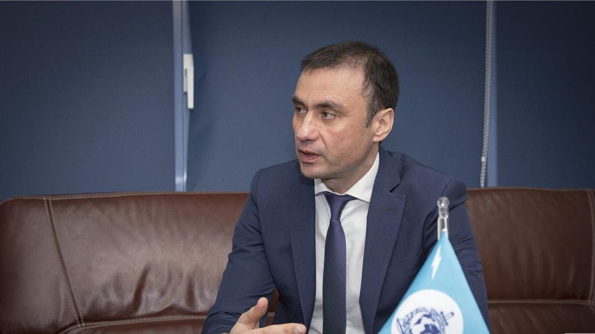 Экс-главу СИБ Молдовы будут судить во Франции  Виталий Пырлог, возглавлявший молдавскую спецслужбу и структуру Интерпола, экстрадирован в Париж. Его обвиняют в коррупционной схеме по удалению “красных уведомлений” Интерпола за миллионы долларов.    Арестован 15 июня в ОАЭ по запросу Франции.   Обвинения: мошенничество, торговля влиянием, поддельные документы.   Среди “клиентов” — наркоторговец Тарик “Бизон” Кербуси  3,3 т кокаина .  Адвокат Пырлога настаивает: ордер незаконен, экс-чиновник не скрывался.