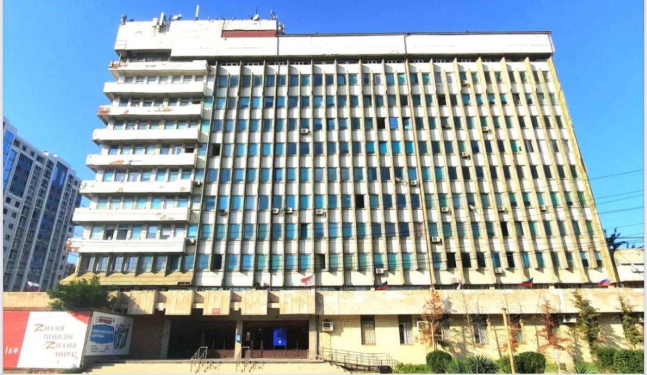 Разработка концепции обновления Дома печати начнётся в открытом и коллегиальном формате сообщает пресс служба администрации Махачкалы На заседании градостроительного совета заместитель главы города Тимур Галбацов предложил коллегам рассмотреть варианты архитектурно градостроительного облика Дома печати Перед специалистами поставлена задача подготовить несколько вариантов архитектурно градостроительного решения здания как в части его реставрации так и возможной модернизации объекта капитального строительства для приведения его в нормативное состояние К работе планируется привлечь представителей архитектурного сообщества общественные организации и активных горожан Такой подход позволит комплексно рассмотреть все аспекты проекта обеспечить сохранение исторической ценности здания и органично включить его в современный городской ландшафт Финансирование проекта предусмотрено за счёт Агентства информации и печати Дагестана