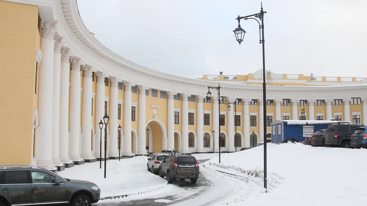 Ввод последней части нижегородского Дома правительства запланирован на I квартал 2026 года Сейчас идет приемка выполненных работ сообщили Ъ Приволжье в управлении делами регионального правительства Также идет подготовка объекта к итоговой проверке для сдачи его в эксплуатацию Проверка запланирована на I квартал 2026 года Строить Дом правительства начали в 2007 году В 2008 году работы остановили не законсервировав из за чего впоследствии часть конструкций пришлось разбирать Затем строительство поделили на блоки которые вводят в обратном порядке в 2018 году сдали третий блок в 2020 году второй сейчас достраивают первый блок Фото Роман Яровицын Коммерсантъ Подписывайтесь на Ъ Приволжье
