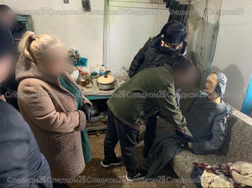 56-летняя жительница Будённовского округа ответит в суда за убийство сына.  В феврале 2025 года в селе Томузловском поругались подвыпившая женщина и её 36-летний сын. Во время ссоры обвиняемая вонзила кухонный нож в нижнюю часть живота собственного ребёнка. Мужчина скончался в больнице.  По данным СУ СКР по Ставропольскому краю, свою вину в совершенном преступлении женщина признала.   Уголовное дело направлено в суд. Женщине грозит до 15 лет лишения свободы, сообщили в краевой прокуратуре.